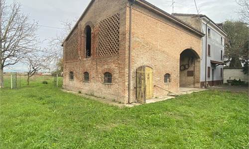 CASEGGIATO CON TERRENO E RUSTICI